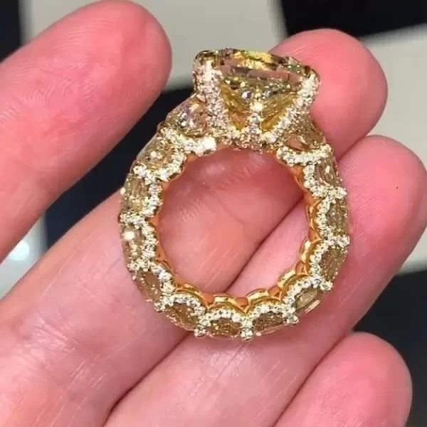 Anillo de boda de eternidad enchapado en oro de 14 k con zafiros y diamantes de corte radiante creado de 9 quilates Foto 3 de 4