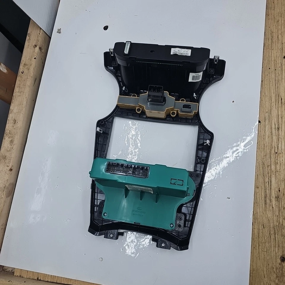 2007-2012 Kia Rondo Radio Stereo Temperature Climate Control  Dash Trim Bezel  - Image 4 of 4