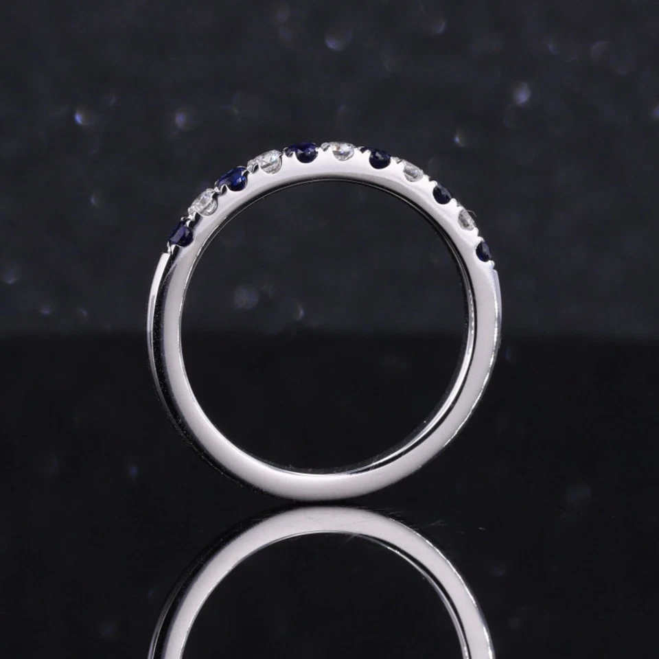 Alianza redonda de eternidad de diamantes y zafiros naturales de 0,60 quilates de oro blanco de 14 quilates 6 Foto 4 de 4