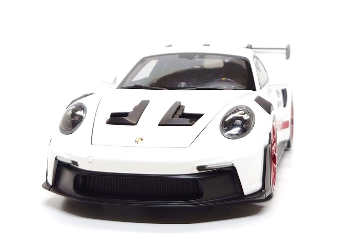 Minichamps 1:18 Porsche 911 GT3 RS (992) in White / Pyro Red