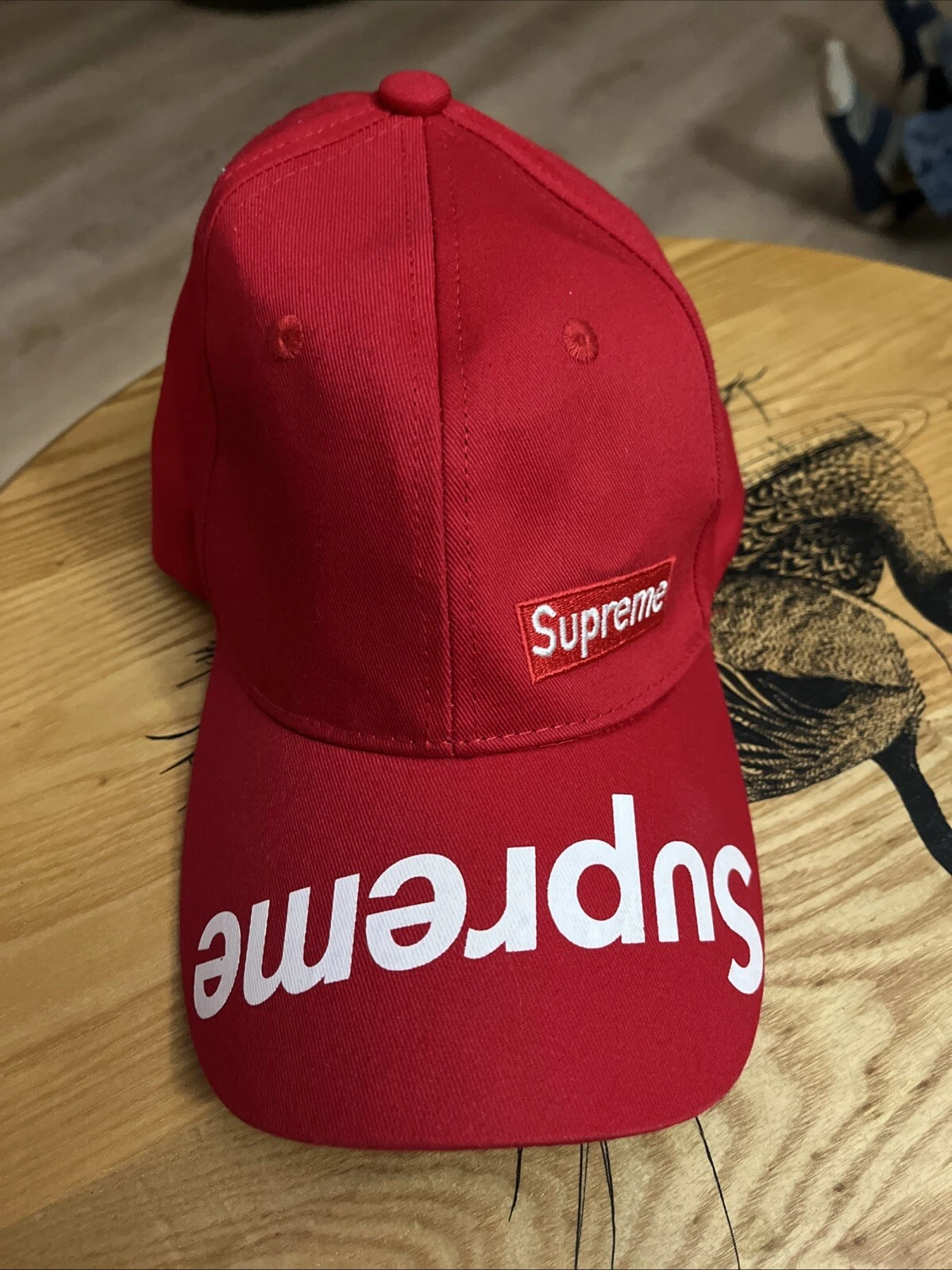 Chapeau homme Supreme rouge avec dos réglable