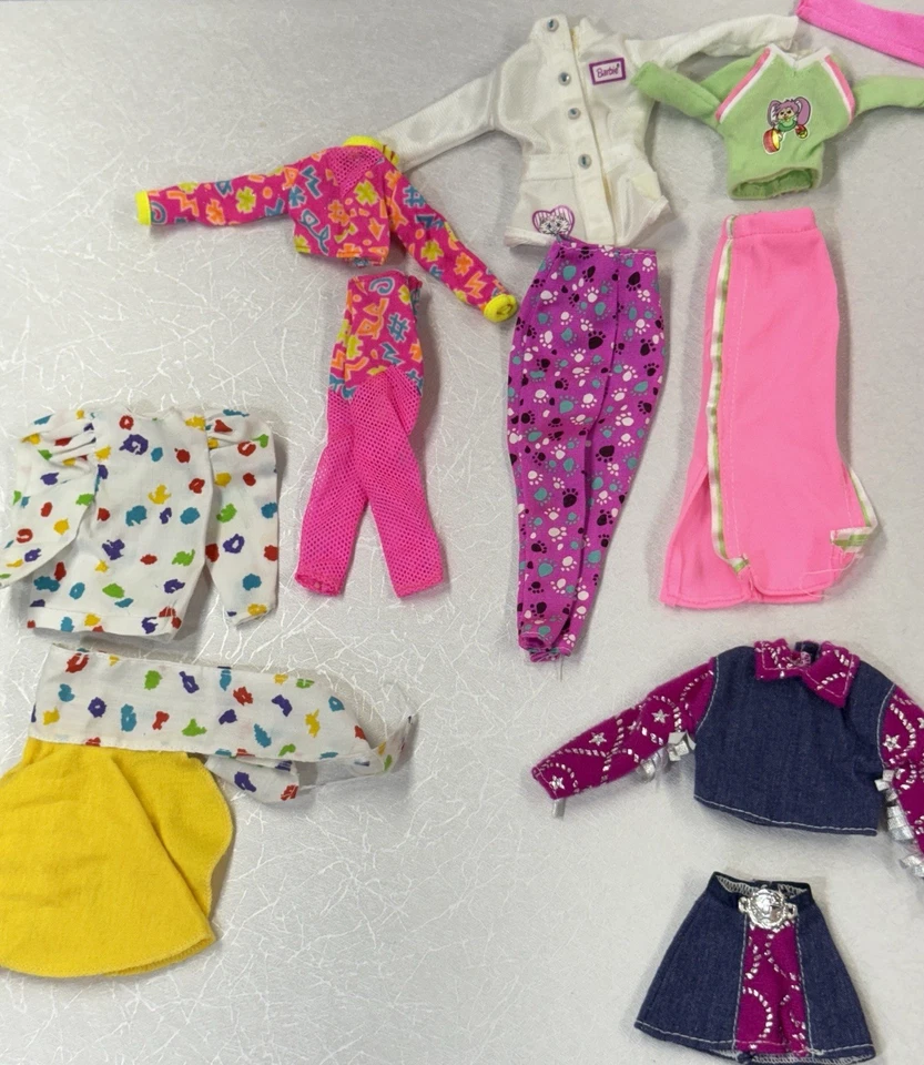 13 conjuntos a juego de muñecas Barbie de la década de 1990 juegos de parte superior e inferior 27 piezas usados en excelente estado Foto 2 de 4