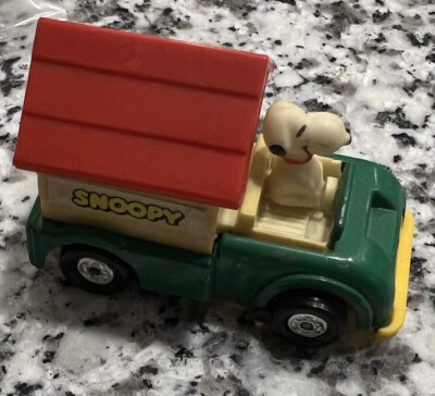 1965 PEANUTS SNOOPY MINI DIECAST SNOOPY IN DOG HOUSE VINTAGE Car