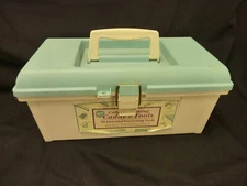 WILTON CAKE DECORATING CADDAY AND TOOL ORGANIZING CANTAINER WITH 80+ TIPS