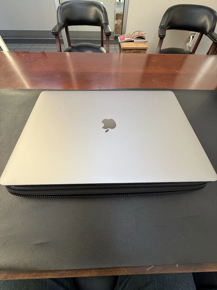 MacBook Pro 2019 16 pulgadas 2,6 GHz 6 núcleos Intel I7, 16 GB de RAM, 500 GB SSD UHD 630 Foto 3 de 4