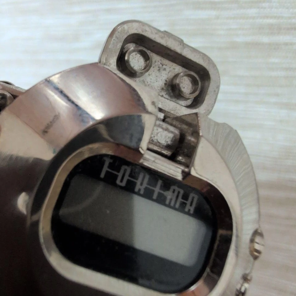 Relógio robô BANDAI TOKIMA sem pulseira com acessórios bateria descarregada - Imagem 3 de 4