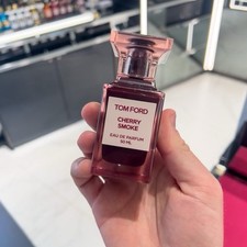 Cherry Smoke Tom Ford 香水- 一款2022年中性香水