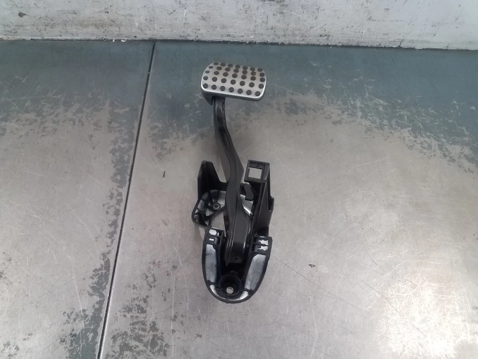 Mercedes Benz AMG C 63 2009 pedal de freno #4942 i4 Foto 3 de 4