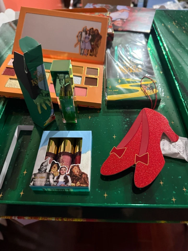 Kylie Cosmetics Mago de Oz Colaboración 5 PIEZAS COLECCIÓN, NUEVO EN CAJA RARO Foto 2 de 4