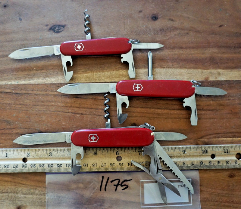 1175   3 assorted Victorinox (Swiss Army) pocket knives