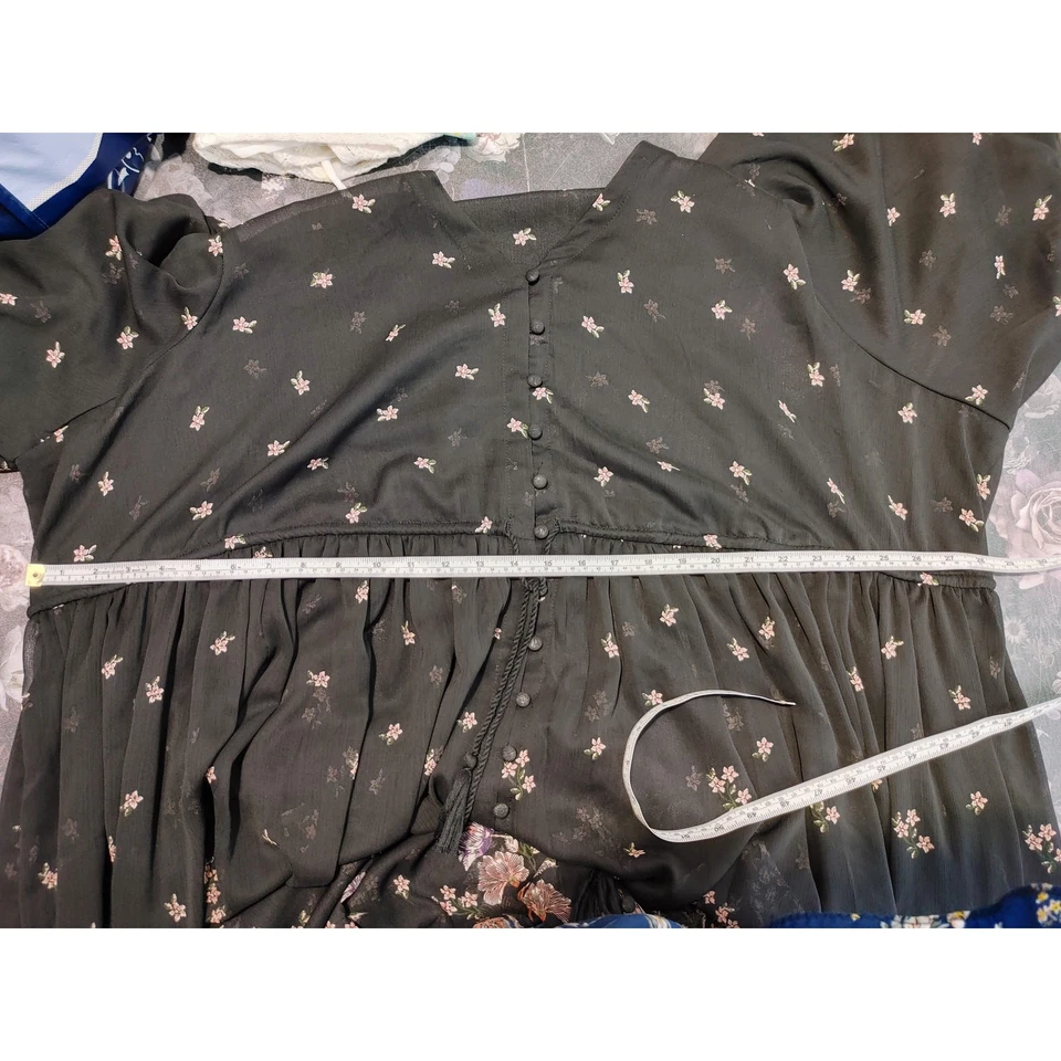 Maxi Vestido Torrid de Gasa Cuello en V Botón Delantero Negro Transparente Floral Para Mujer Talla 6X  Foto 4 de 4