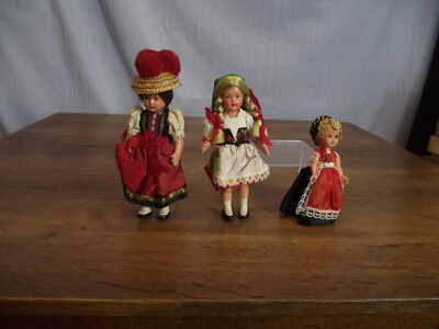 Lot de 23 poupées régionales