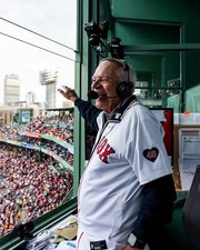 Joe Castiglione Radio Annunciatore nello Stand Boston Red Sox 8x10 MLB Foto