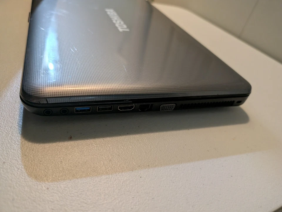 Notebook Toshiba Satellite C855-S5194 Intel Core i3-2.5 GHz, 6GB de RAM, SSD de 500GB - Imagem 4 de 4