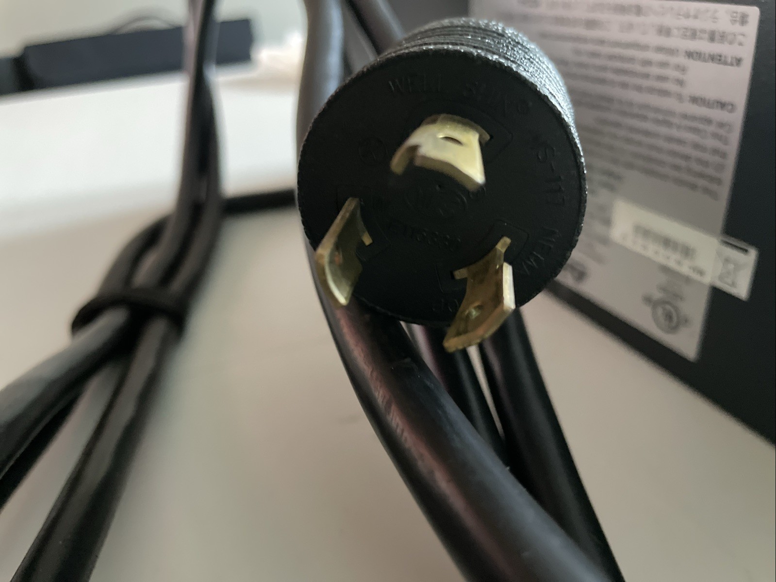 APC AP7901 Switched Power Distribution Unit (PDU) 1U Rack Mount 8-Outlets