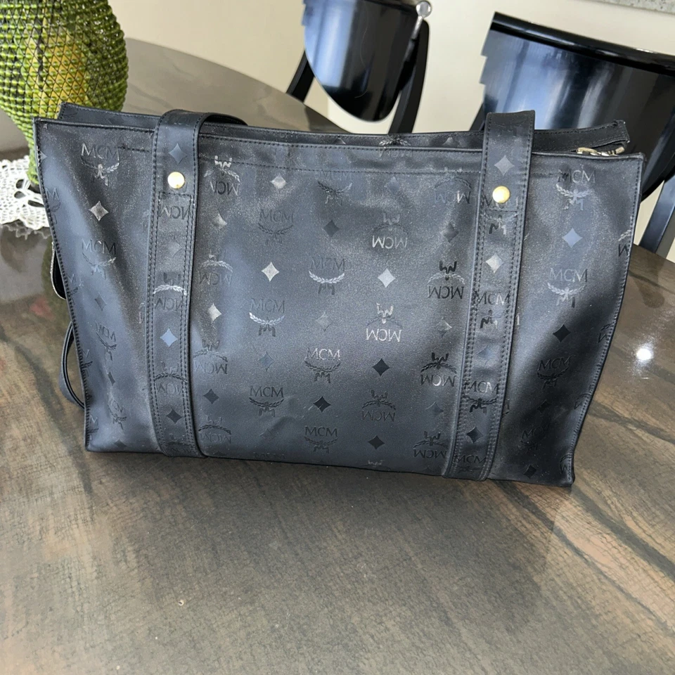 Auténtico bolso de hombro grande con doble correa para dama en negro de MCM.  Foto 3 de 4