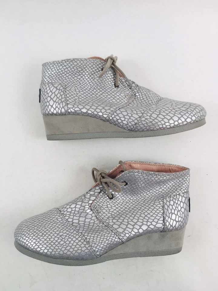 Zapatos juveniles Toms niñas talla Y5.5 plateados cuña con cordones cuña cerrada Foto 2 de 4