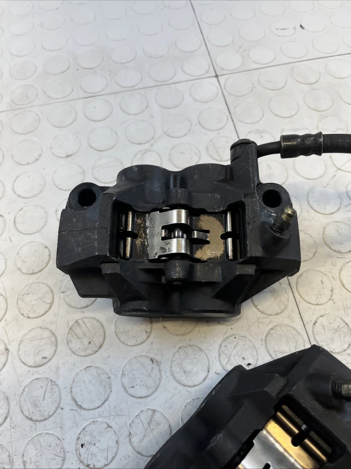 Juego de pinzas de freno delanteras Yamaha YZF - R6R 2006 - 2007 par OEM Foto 3 de 4