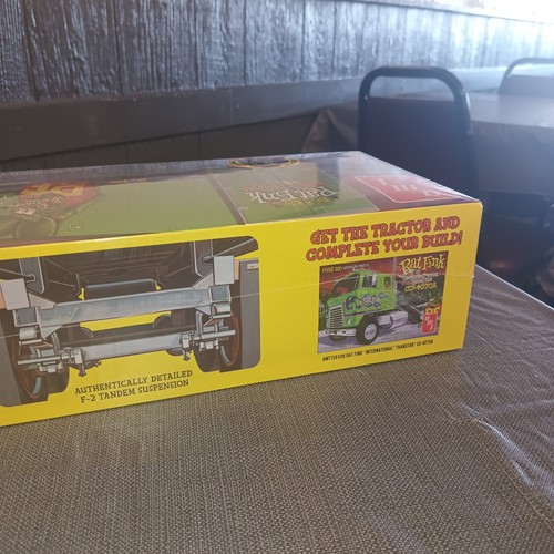 AMT RAT FINK 1:25 Fruehauf Beaded Van Trailer Hauler Model Kit AMT1292 Sealed! - Picture 13 of 15