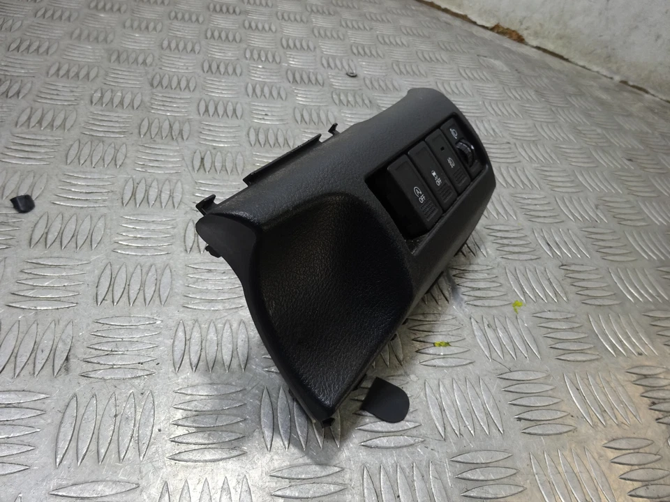 Suzuki Vitara SZ-T MK4 APK 2016 5 puertas escotilla 1,6 gasolina interruptor de faros *1149 Foto 2 de 4