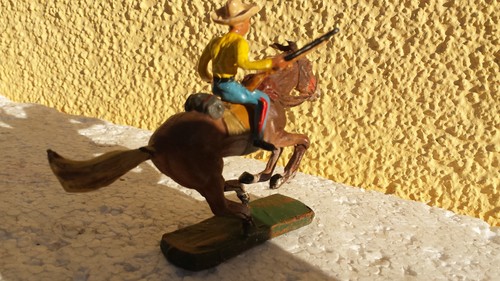 Elastolin Massefigur Western Cowboy zu Pferd + Gewehr im Galopp 30er lineol - Bild 3 von 5