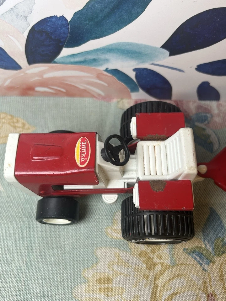 Tractor de granja de césped pequeño de juguete Tonka vintage de los años 70 rojo y blanco Foto 3 de 4