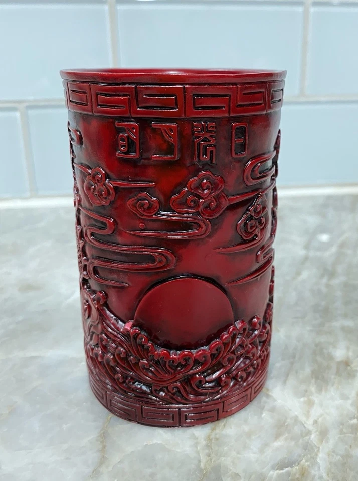 Pincel chinês de laca vermelha cinábrio pote dragão com design de chave grega - Imagem 3 de 4