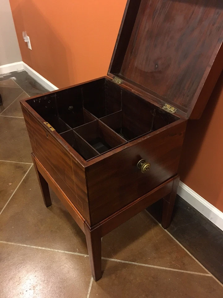 Antiguo Cellarette siglo XIX caoba Foto 4 de 4