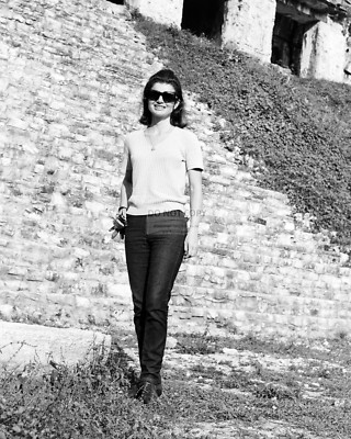FIRST LADY JACQUELINE KENNEDY VISITS GREECE IN 1961 - 8X10 PHOTO (DA-435)