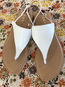 dkny thong sandals