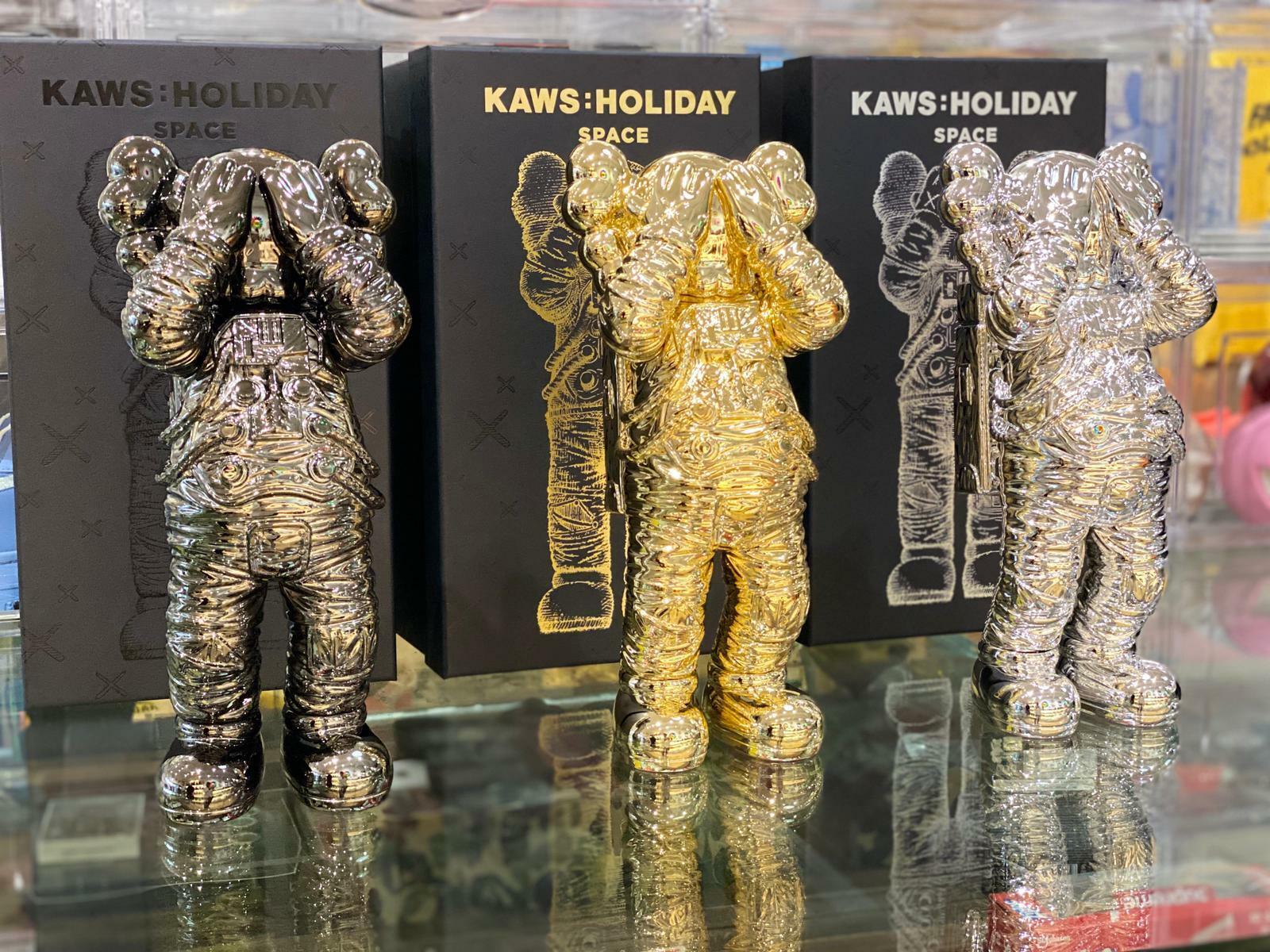 KAWS HOLlDAYS SPACE FIGURE 　3色セット