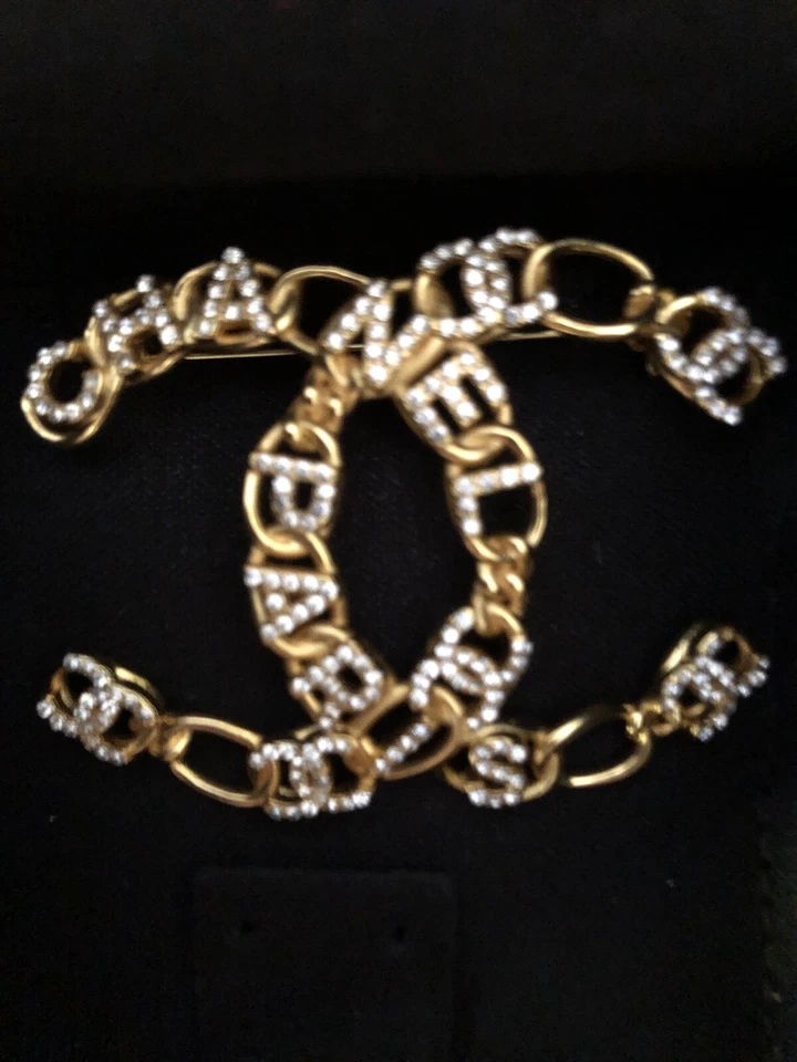 CHANEL 20B NUEVO ORO 'CHANEL PARIS' CRISTAL CC LOGO BROCHE PIN CAJA XL