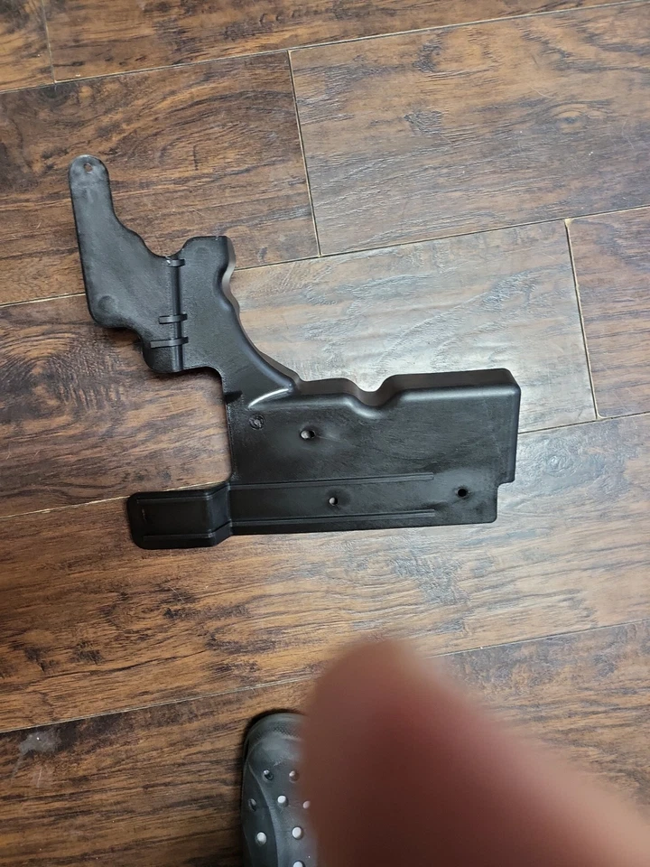 OEM NEW 18-20 GM Chevrolet Traverse Sport Driver Side Fender Deflector 84175573 - Image 2 of 4