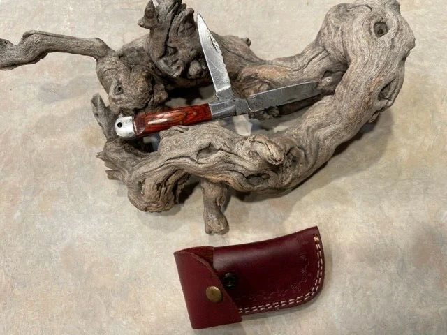 HAND MADE DAMASCUS TWO BLADE FOLDING POCKET KNIFE  NON LOCK RED WOOD STOCKS - Image 3 of 4