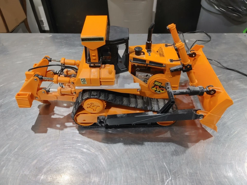 Good Condition New Bright The Cat D9L Remote Control Bulldozer Tested Working - Image 4 of 4