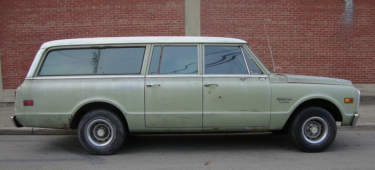 Three-door 1970 Chevrolet Suburban - right side