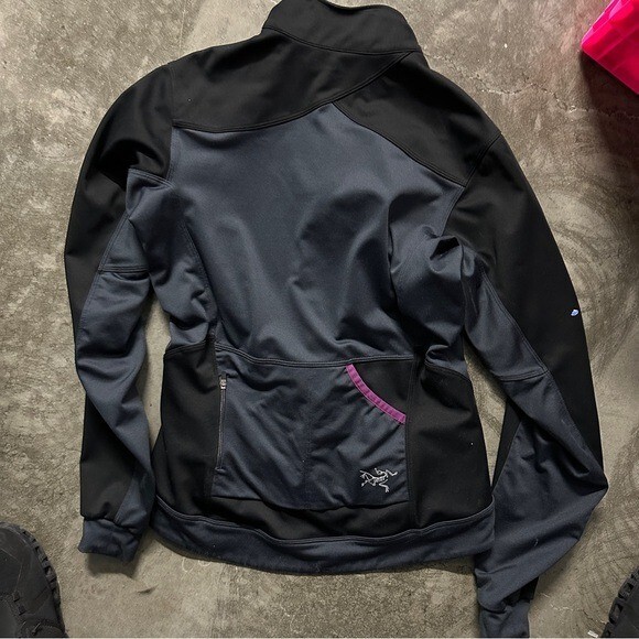 Giacca con cappuccio Arc'Teryx Windstopper nera cerniera intera nera