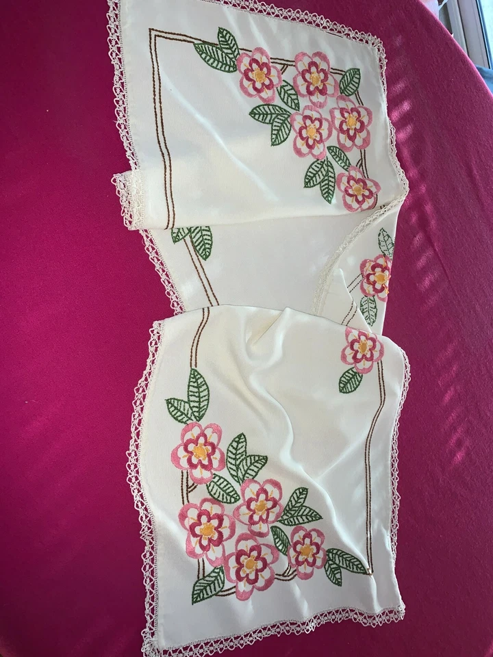 Napperon / chemin de table en coton brodé main longueur 148 cm x 40 cm - Photo 4/4