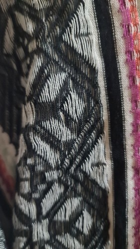 Beautiful Roxy Girl top like a warm scarf with sleaves. Geometric bold pattern - Picture 3 of 3
