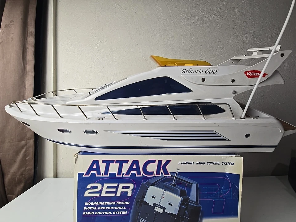 Vintage Kyosho Alantio 600 RC Boat with Futaba Attack 2ER 2-Channel Transmitter - Image 2 of 4