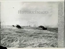 1944 Press Photo American troops practice smoke screens offshore in Europe