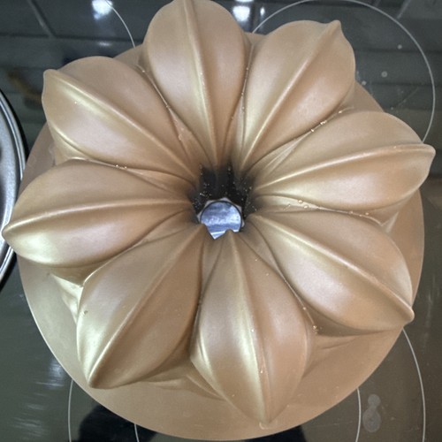 Lot Of 2 Wilton Cast Aluminum Non Stick Fluted & Silicone Flower Bundt Cake Pan - Picture 4 of 7
