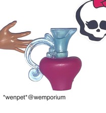 Monster High Doll Draculaura Sargbett rosa Krug Basis Zubehör