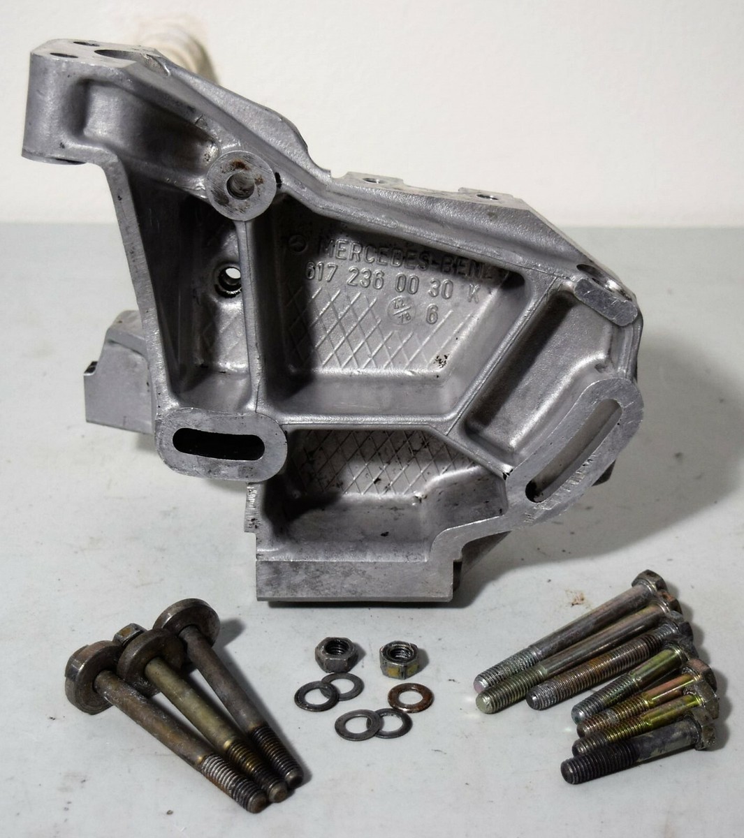 77 78 79 80 81 MERCEDES 300D W123 POWER STEERING PUMP BRACKET  