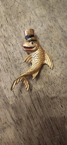 Charming Vtg Figural Fish Brooch W/ Top Hat–Whimsical 30's/40's Costume jewelry