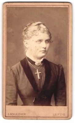 Photograph E. Schleicher, Leipzig, Johannesgasse 29, young woman with very serious 