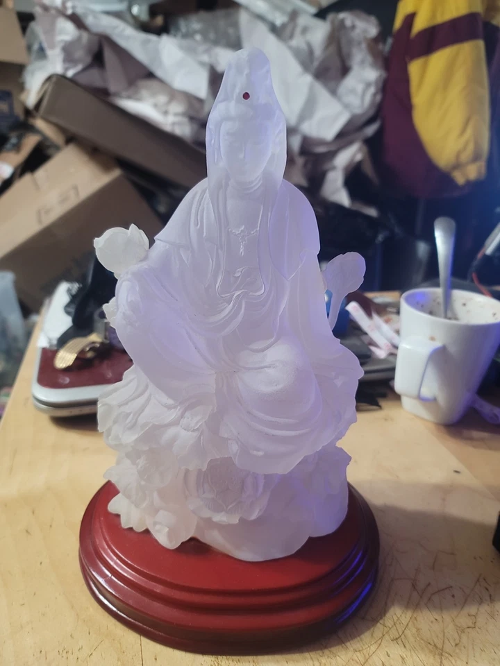 "Estatua blanca esmerilada Guanyin Kwan Yin Diosa de la Misericordia sobre soporte rojo - resina de 11""" Foto 2 de 4