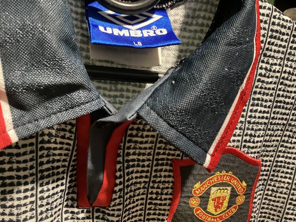MANCHESTER UNITED 1995 1996 Away football Umbro shirt and shorts