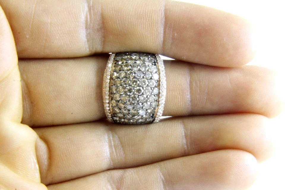 Anillo ancho con racimo de diamantes marrones redondos naturales banda de oro rosa de 14 k 4,72 quilates Foto 4 de 4