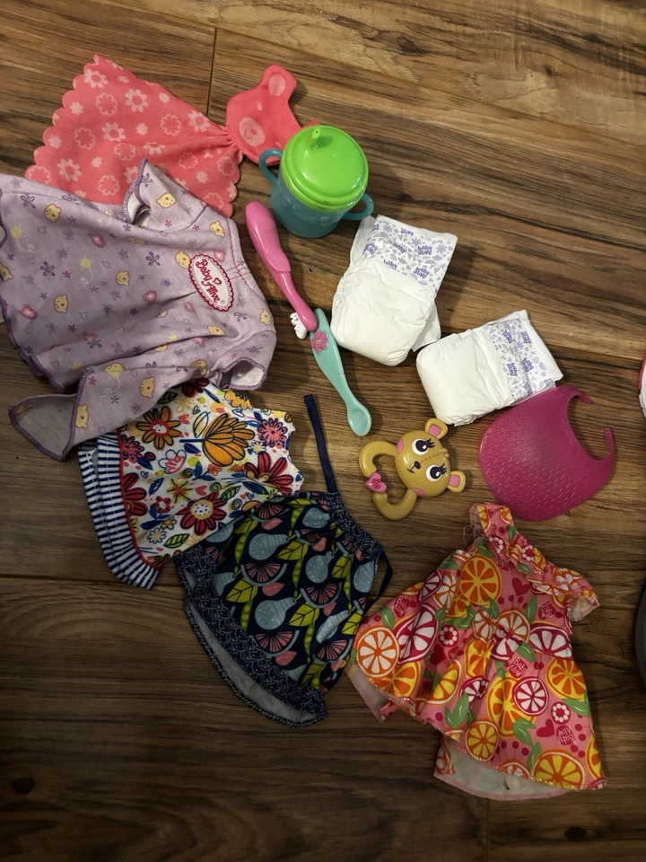 Muñeca niña Baby Alive Wets 'N Wiggles con accesorios Foto 4 de 4